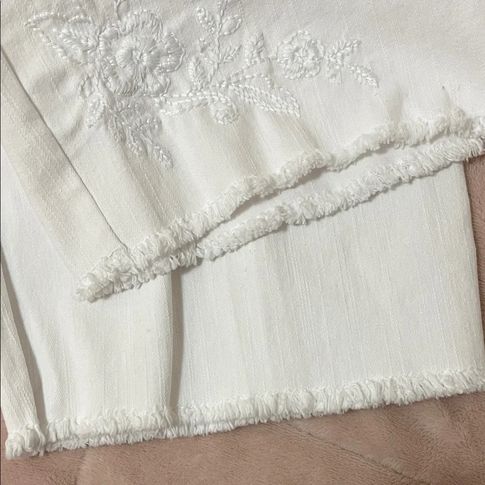 Alfred Dunner Blue Bayou White Capris with Embroidered Detail Elastic Waist 14P - Picture 7 of 14
